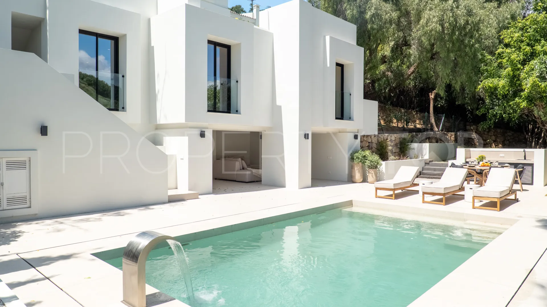 Se vende villa con 5 dormitorios en Nueva Andalucia