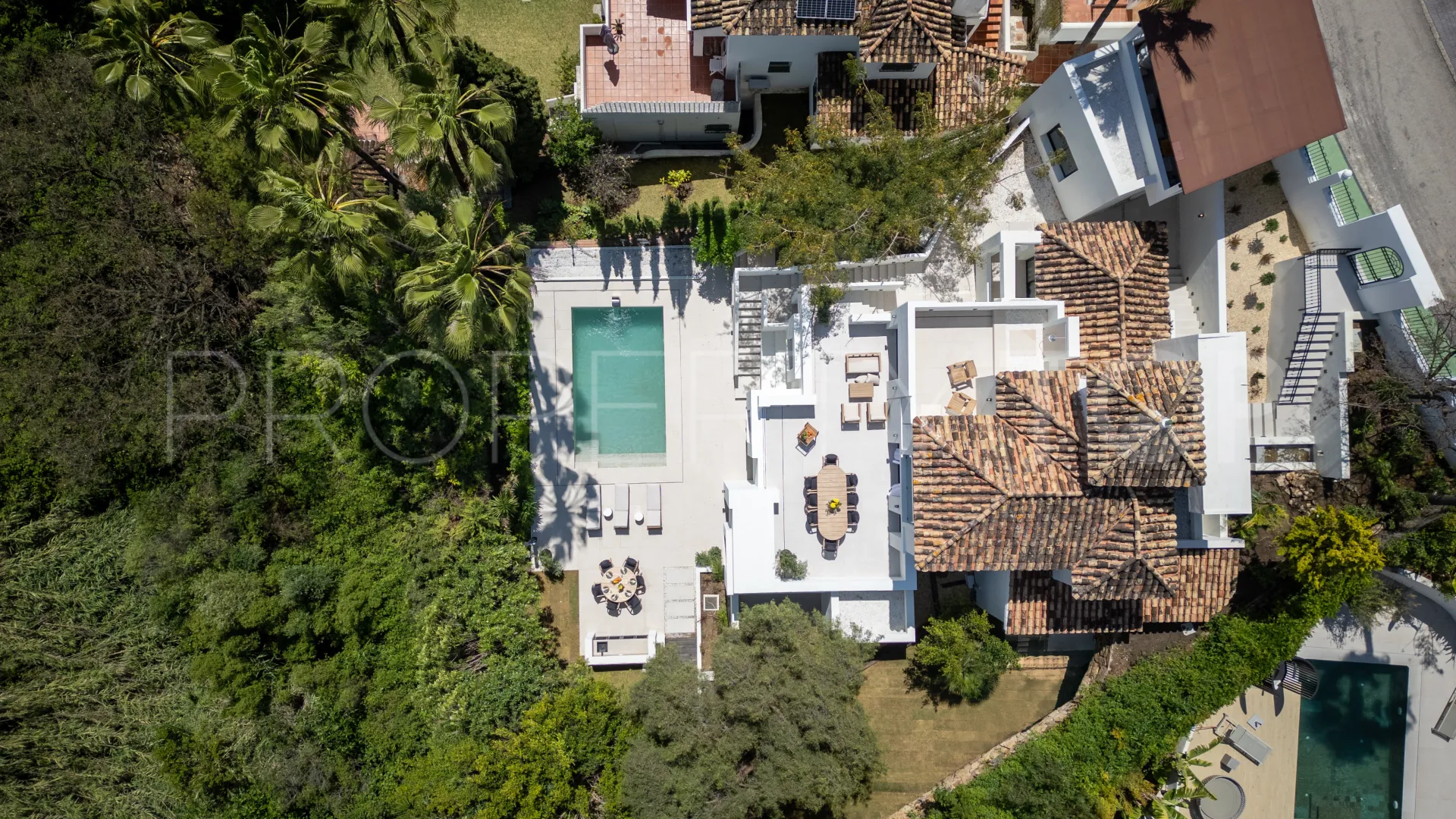 Se vende villa con 5 dormitorios en Nueva Andalucia