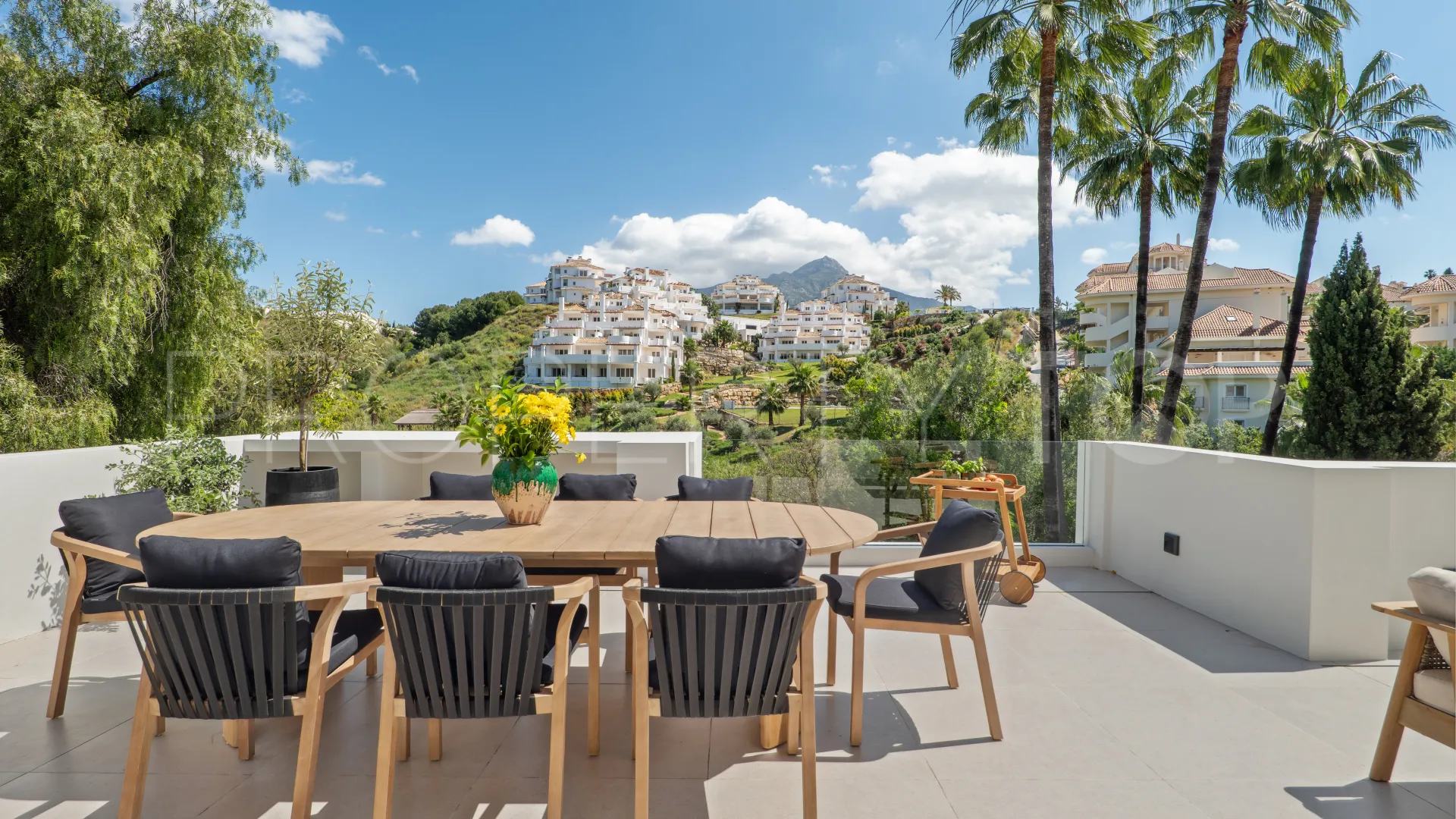 Se vende villa con 5 dormitorios en Nueva Andalucia