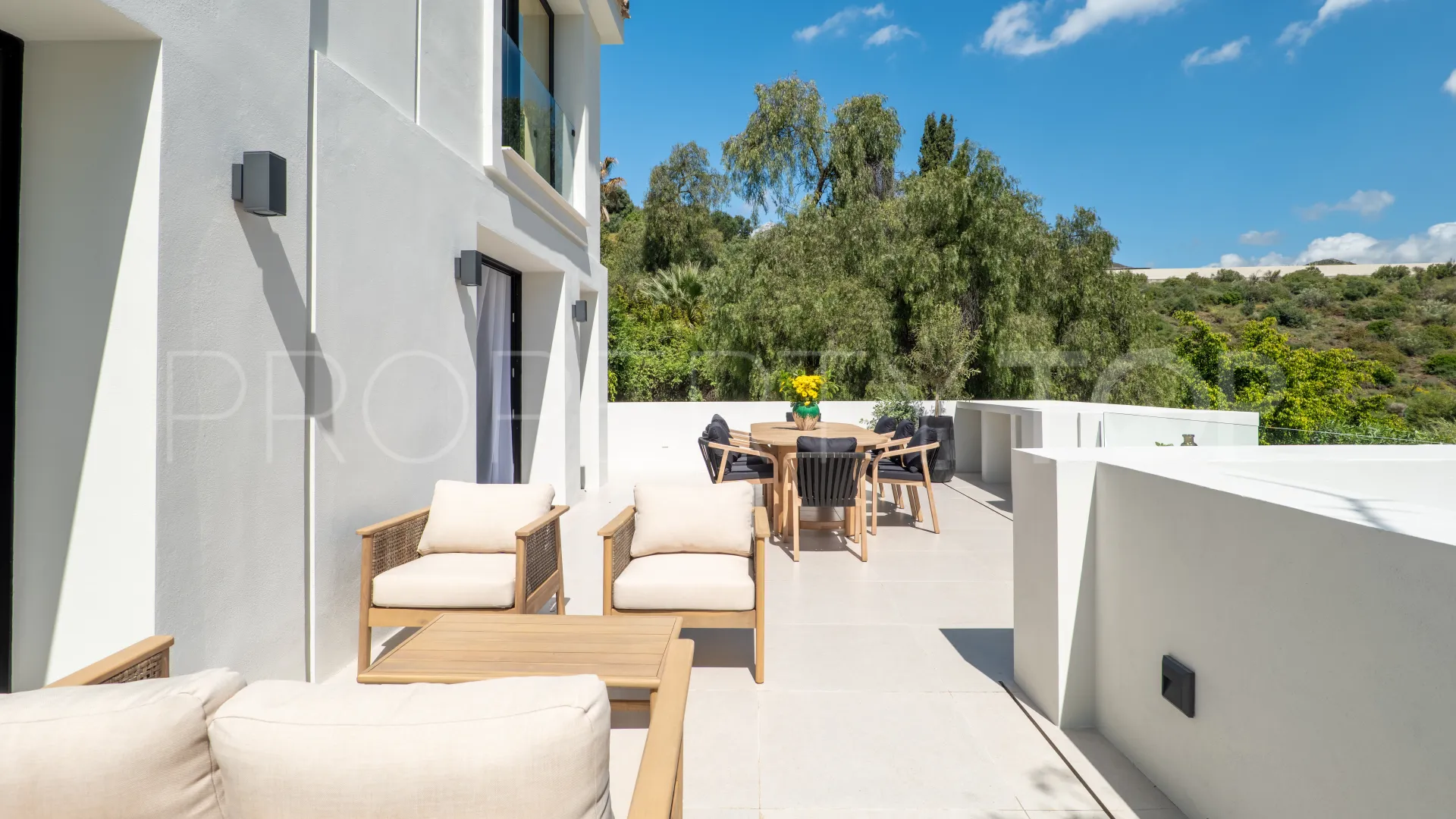 Se vende villa con 5 dormitorios en Nueva Andalucia