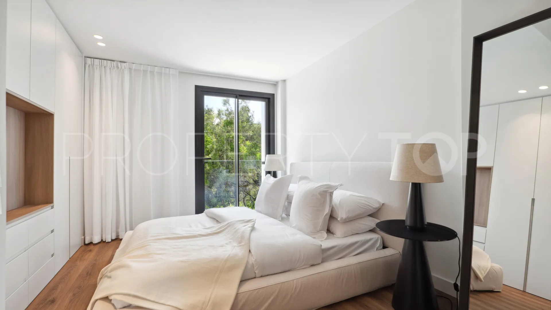 Se vende villa con 5 dormitorios en Nueva Andalucia