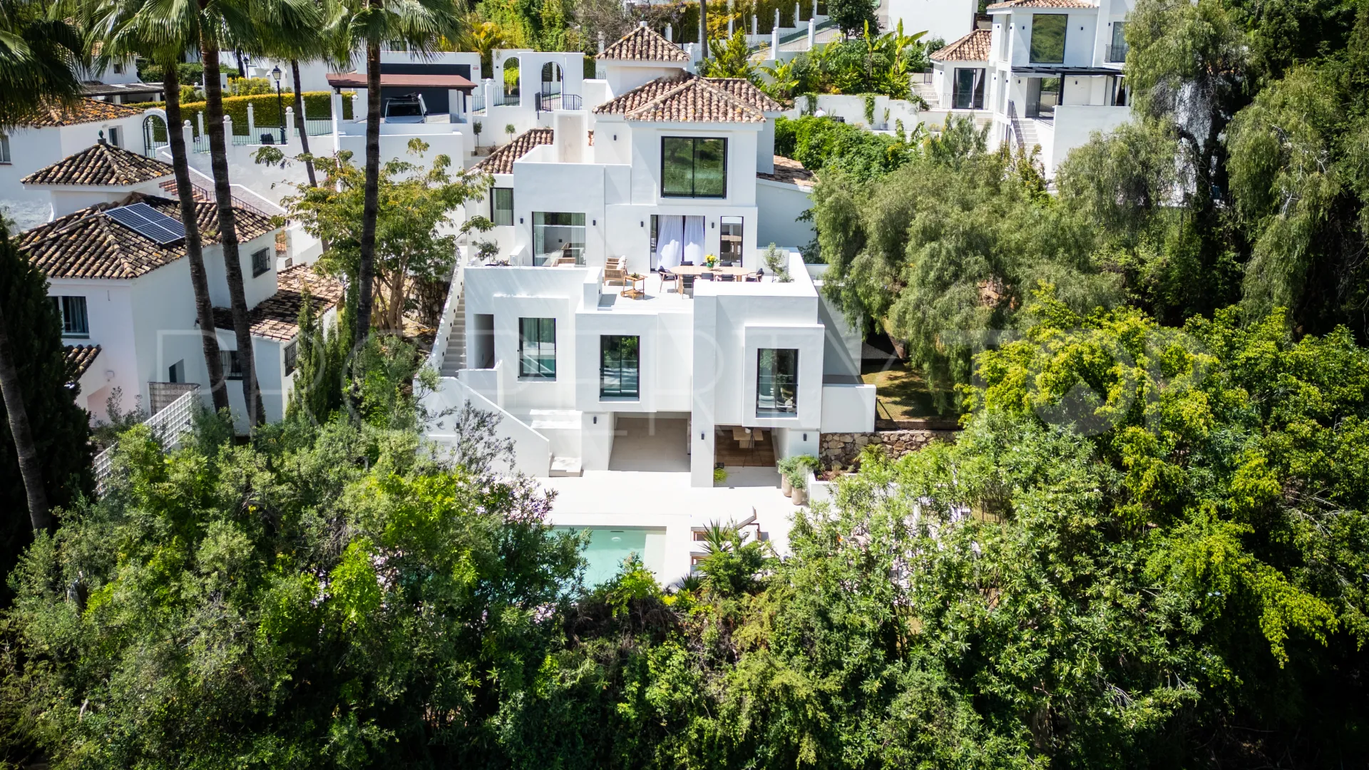 Se vende villa con 5 dormitorios en Nueva Andalucia