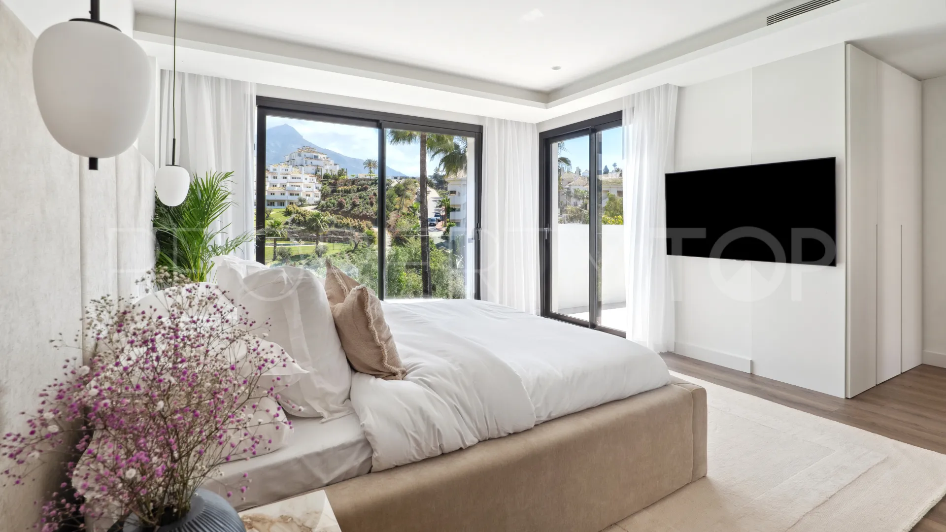 Se vende villa con 5 dormitorios en Nueva Andalucia