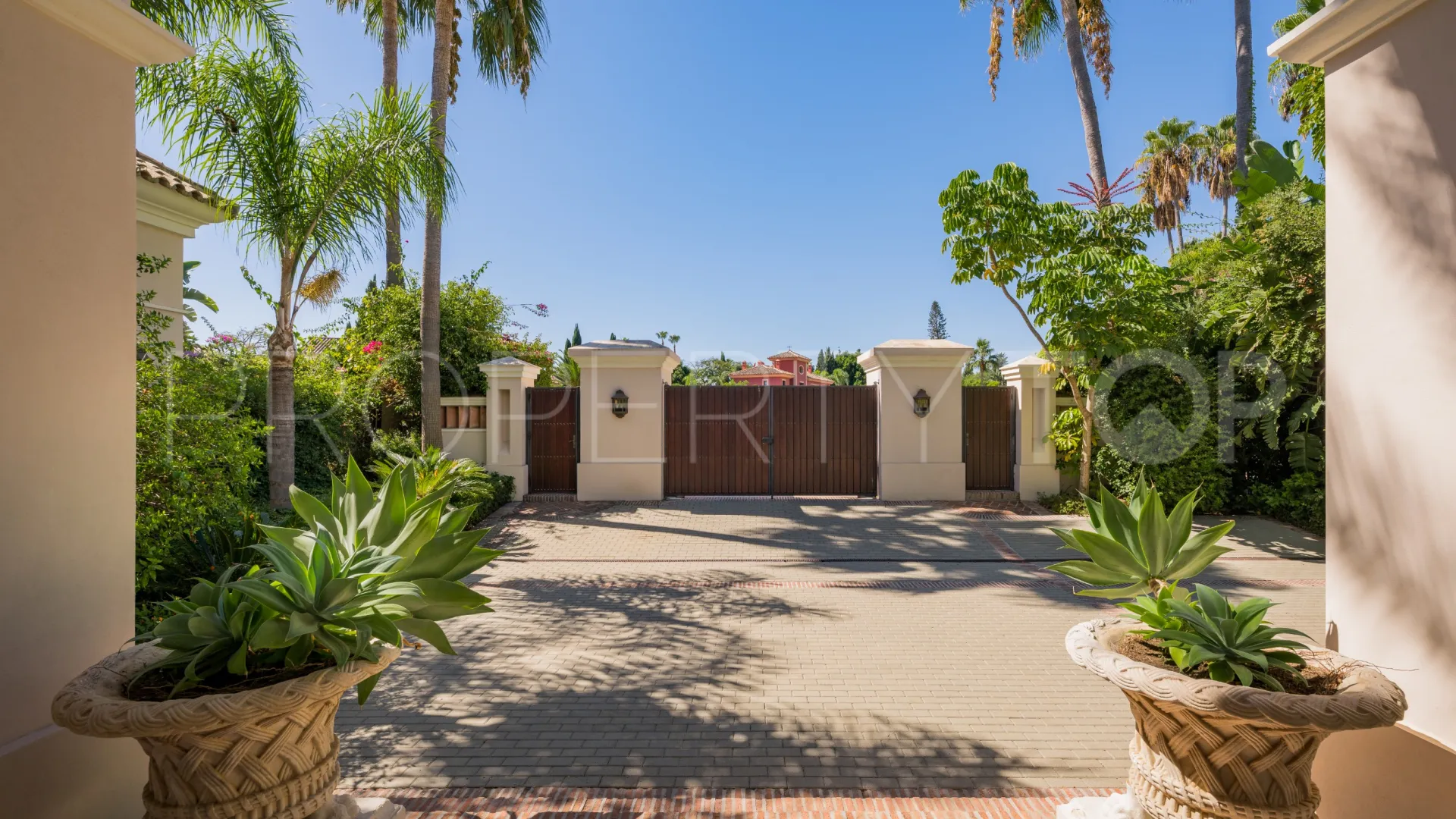 Villa en venta con 8 dormitorios en Guadalmina Baja