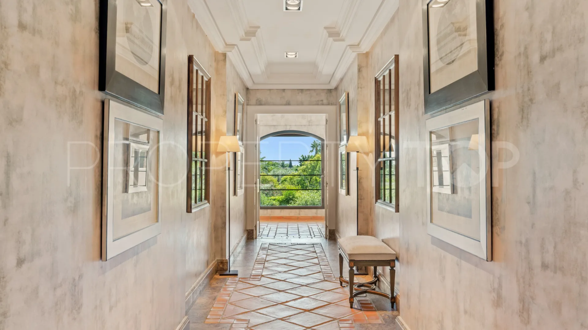 Villa en venta con 8 dormitorios en Guadalmina Baja
