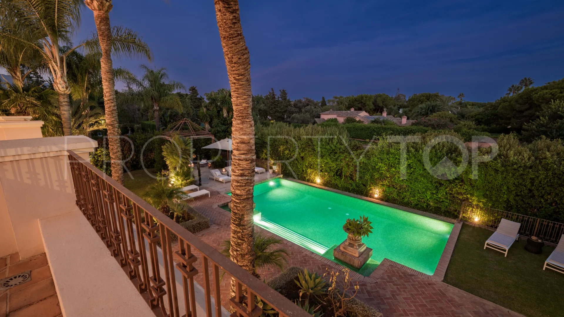 Villa en venta con 8 dormitorios en Guadalmina Baja