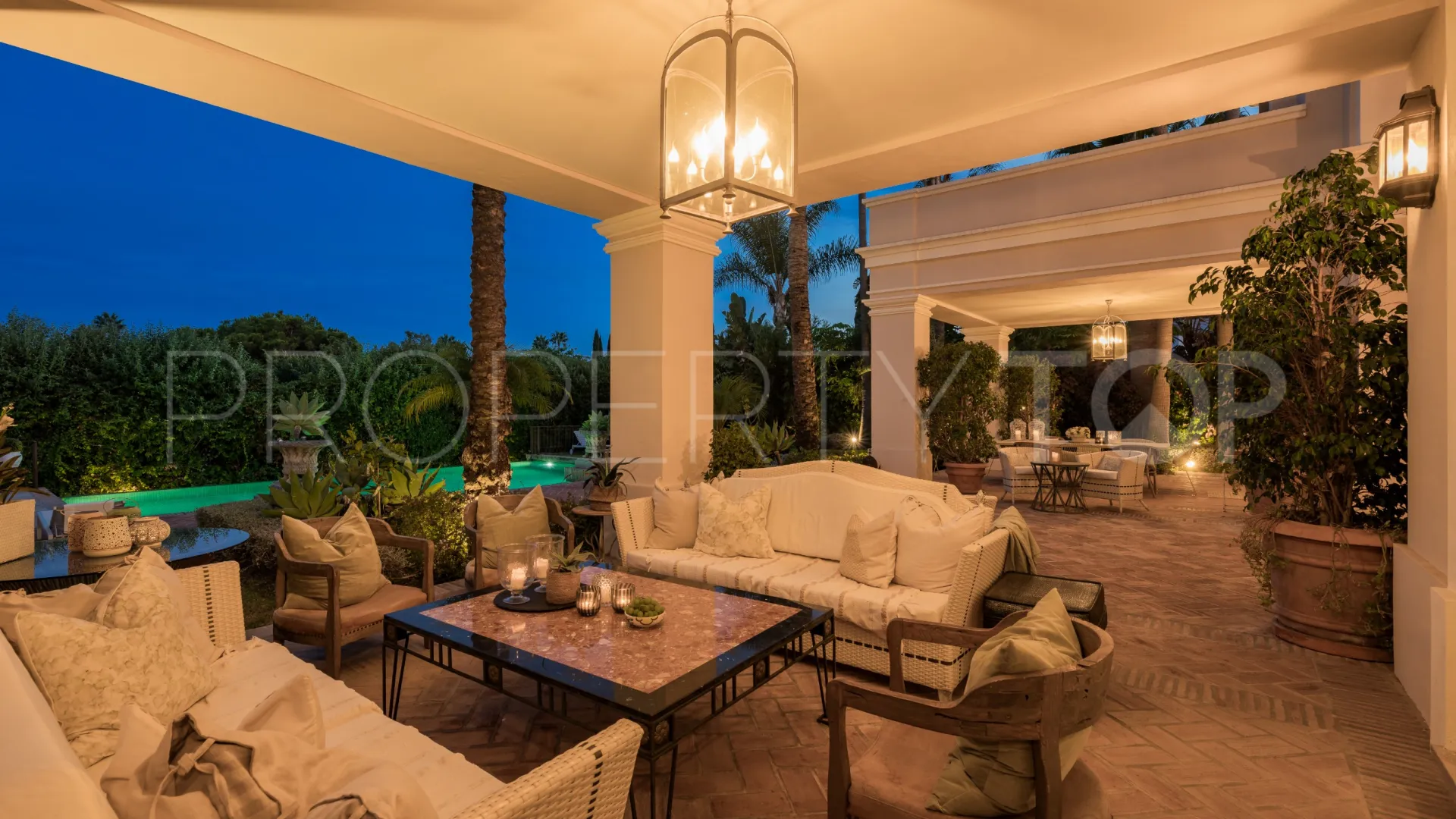 Villa en venta con 8 dormitorios en Guadalmina Baja