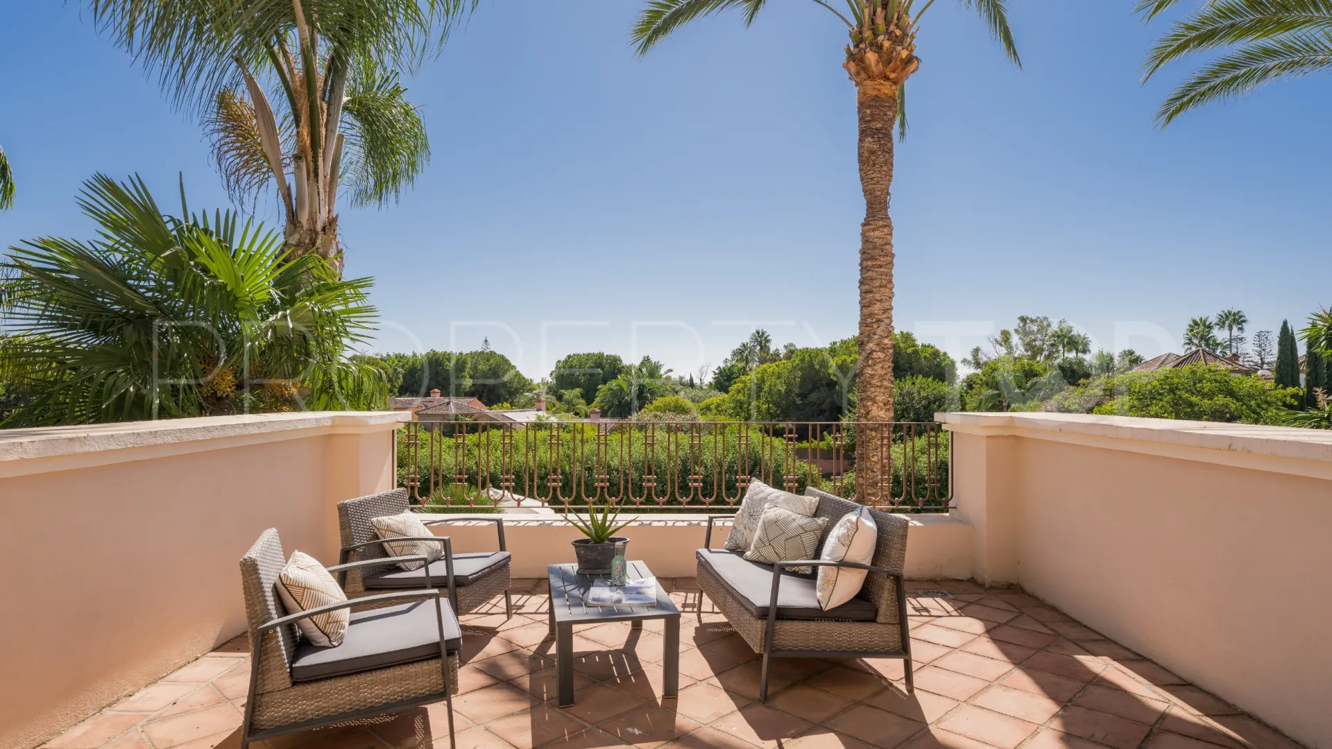 Villa en venta con 8 dormitorios en Guadalmina Baja