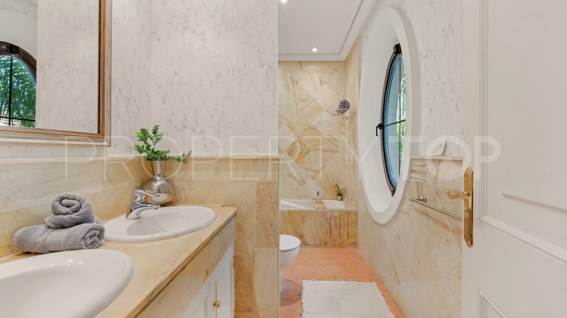 Villa en venta con 8 dormitorios en Guadalmina Baja