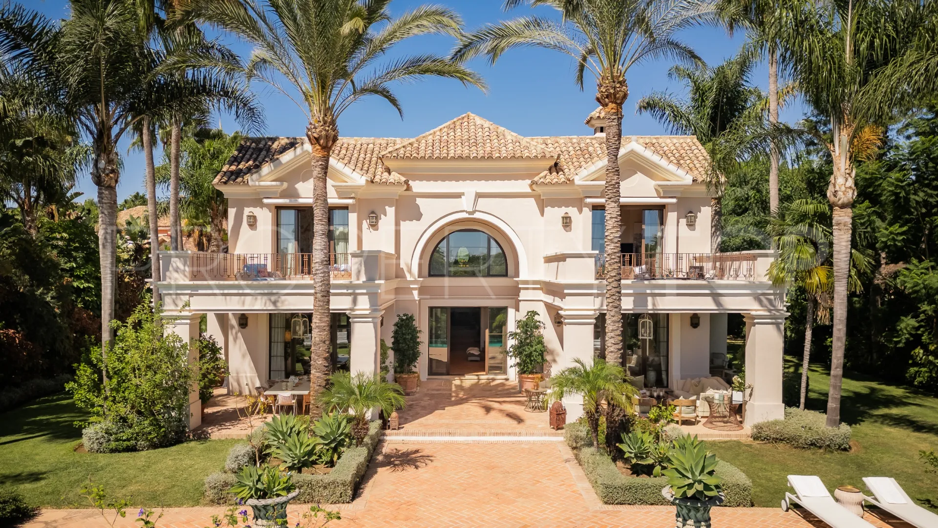 Villa en venta con 8 dormitorios en Guadalmina Baja