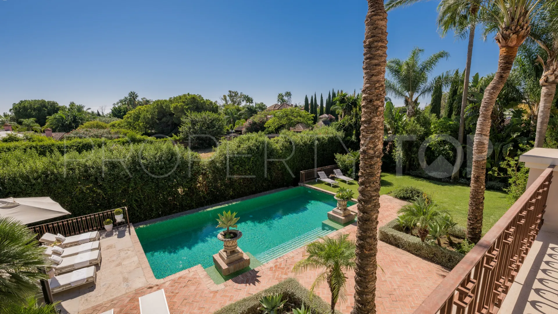Villa en venta con 8 dormitorios en Guadalmina Baja