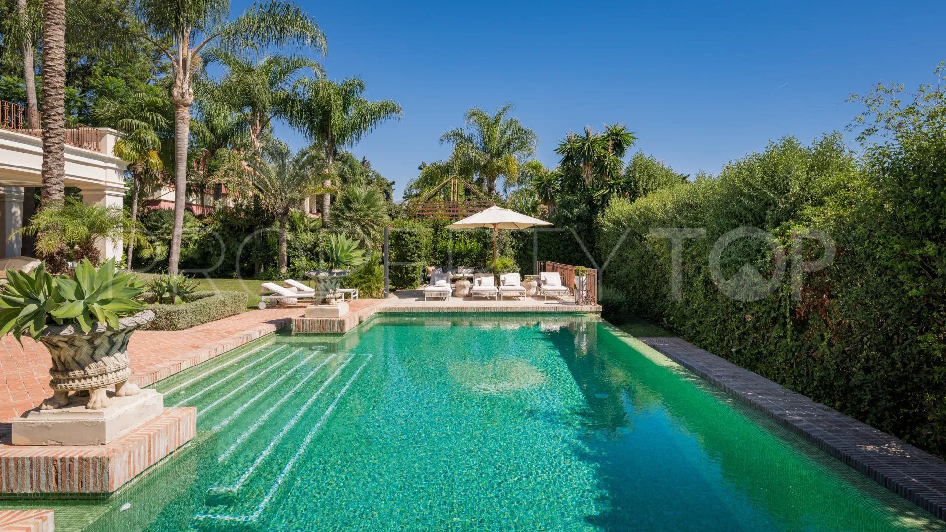 Villa en venta con 8 dormitorios en Guadalmina Baja