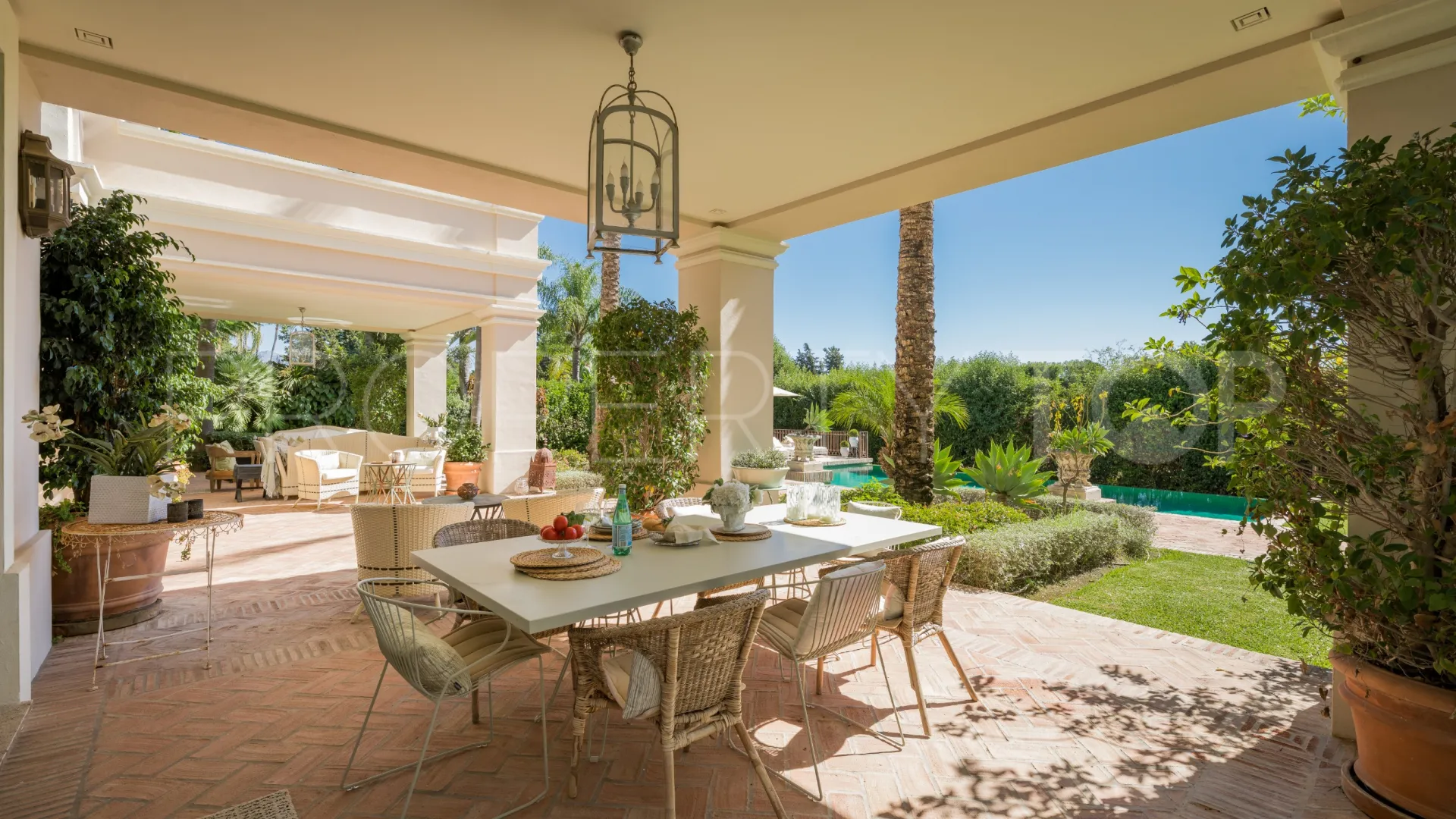 Villa en venta con 8 dormitorios en Guadalmina Baja