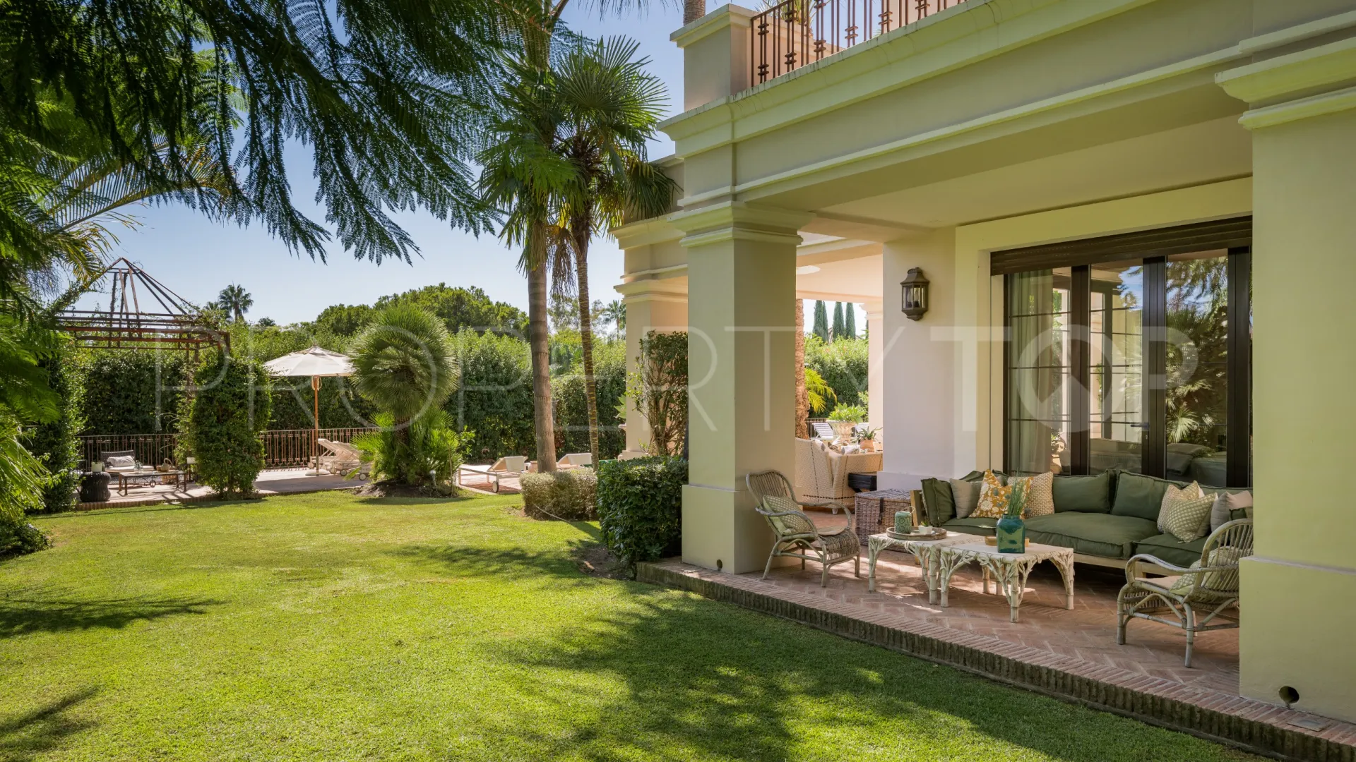 Villa en venta con 8 dormitorios en Guadalmina Baja