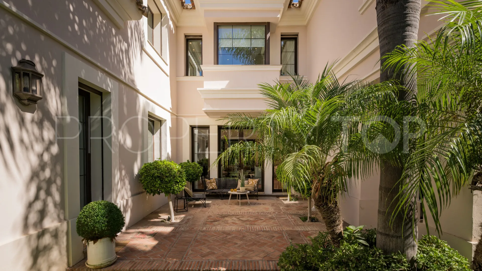 Villa en venta con 8 dormitorios en Guadalmina Baja