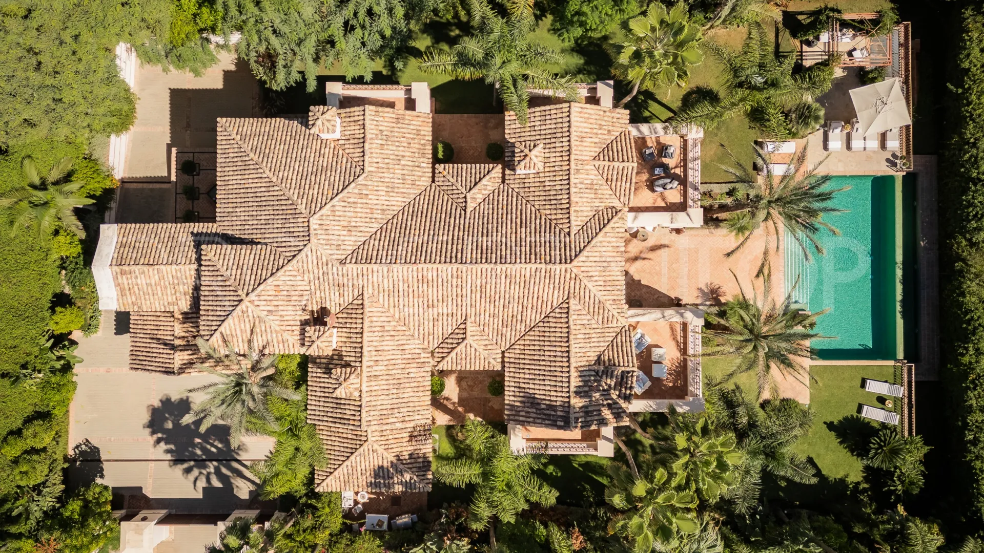Villa en venta con 8 dormitorios en Guadalmina Baja