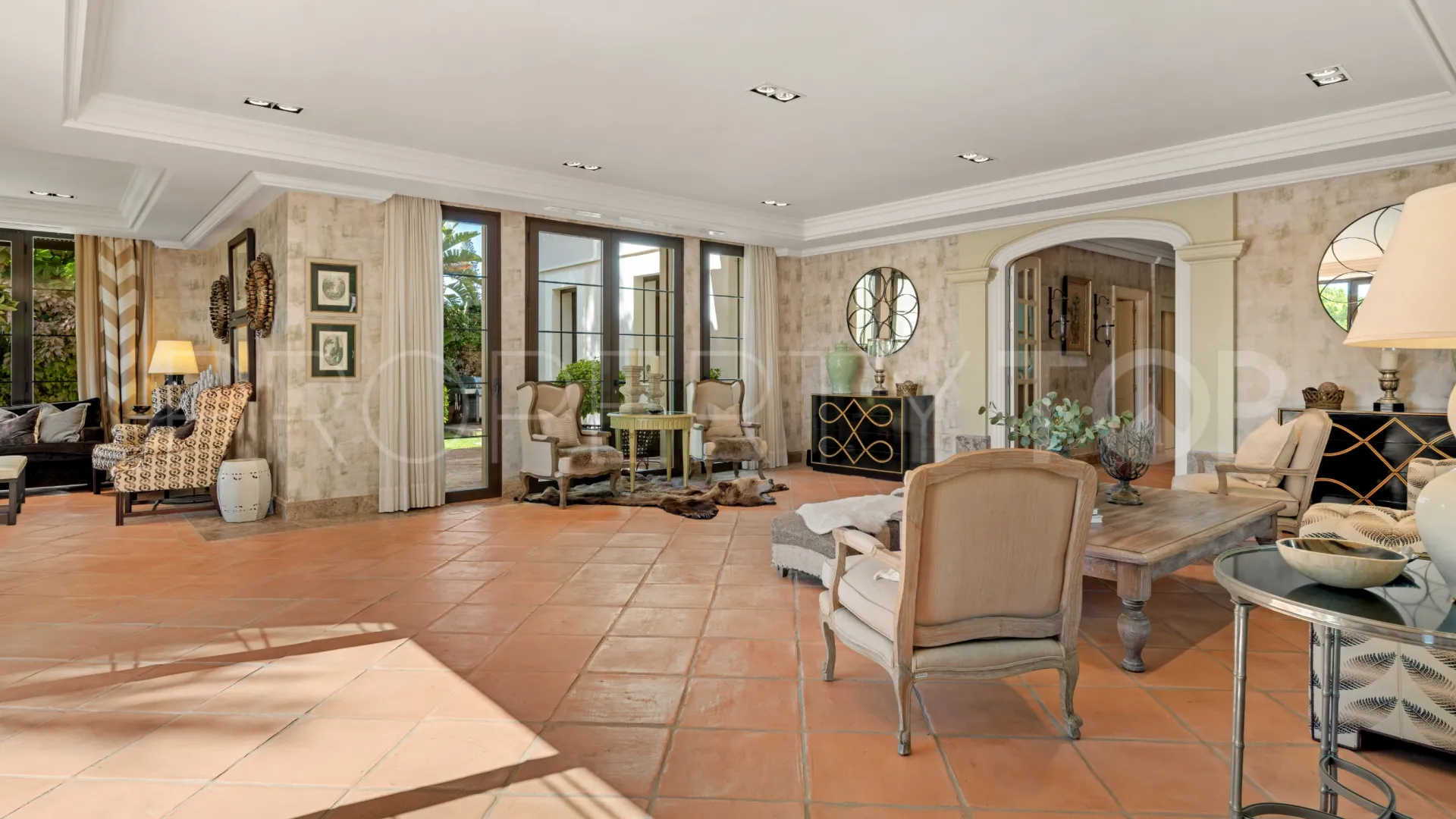 Villa en venta con 8 dormitorios en Guadalmina Baja