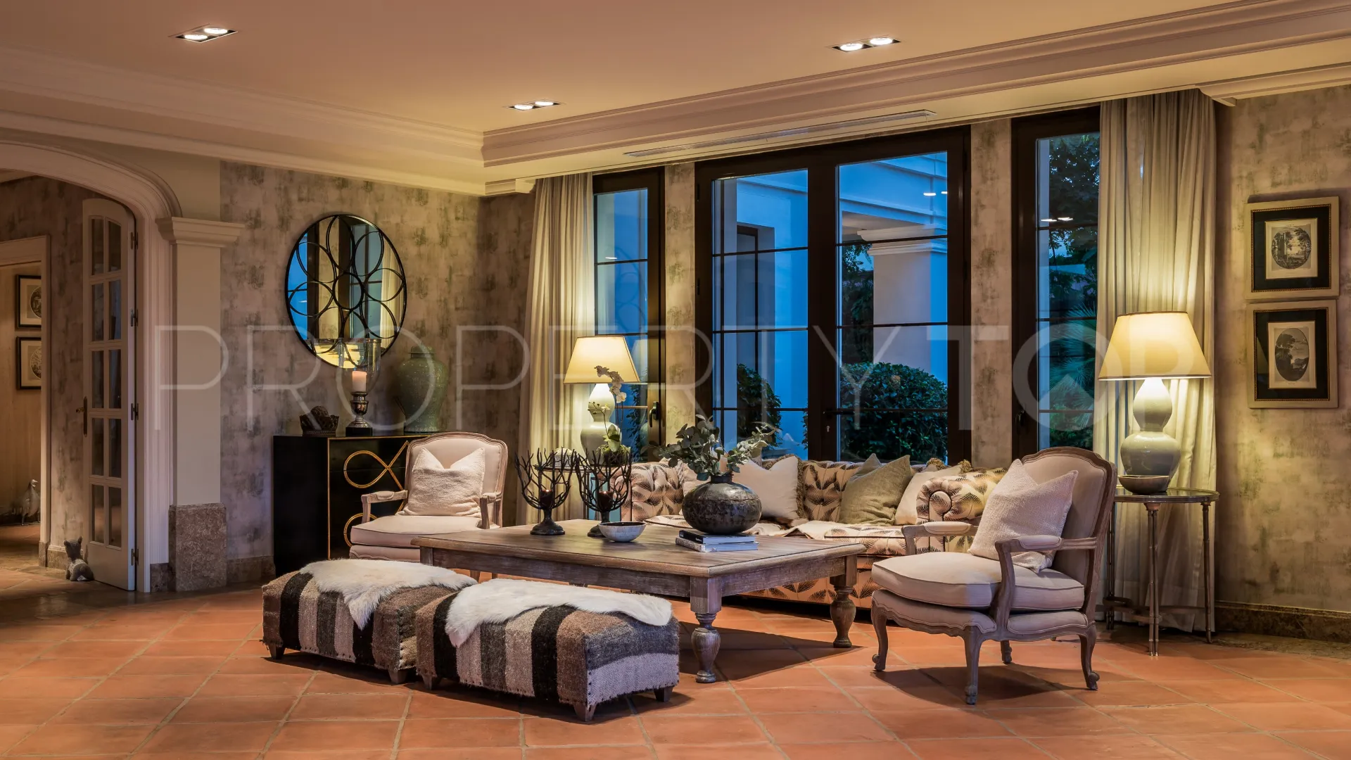 Villa en venta con 8 dormitorios en Guadalmina Baja