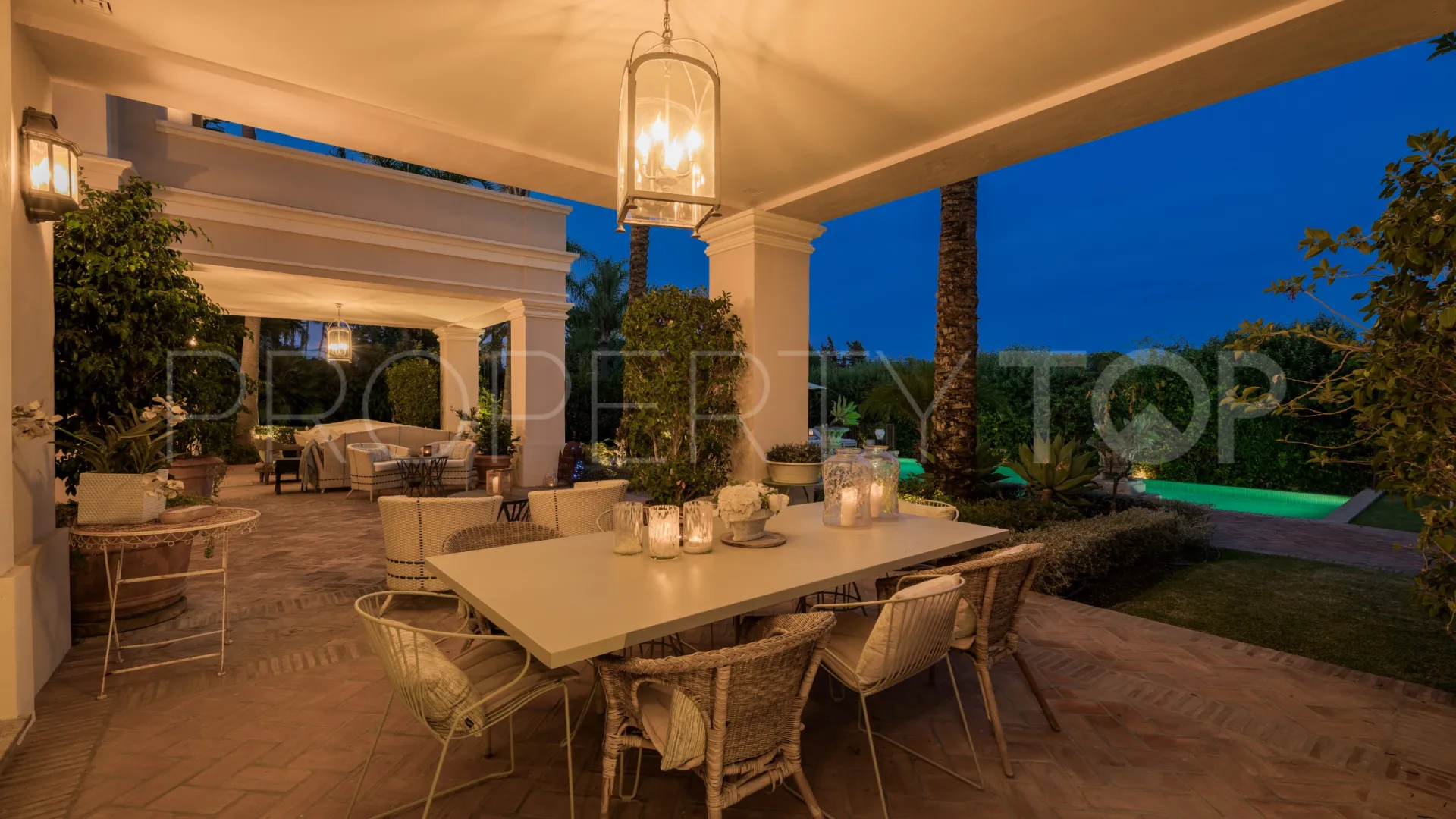 Villa en venta con 8 dormitorios en Guadalmina Baja