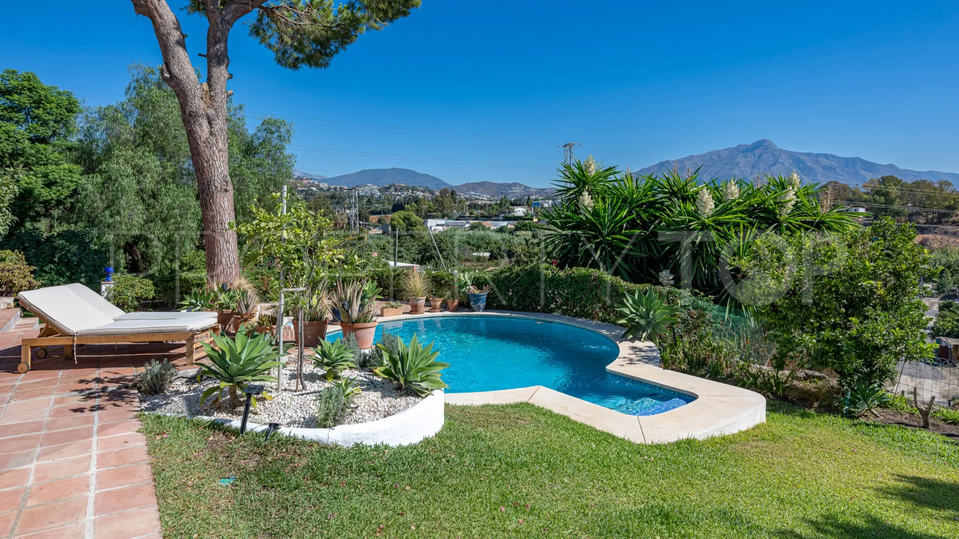 For sale villa in Guadalmina Alta with 4 bedrooms