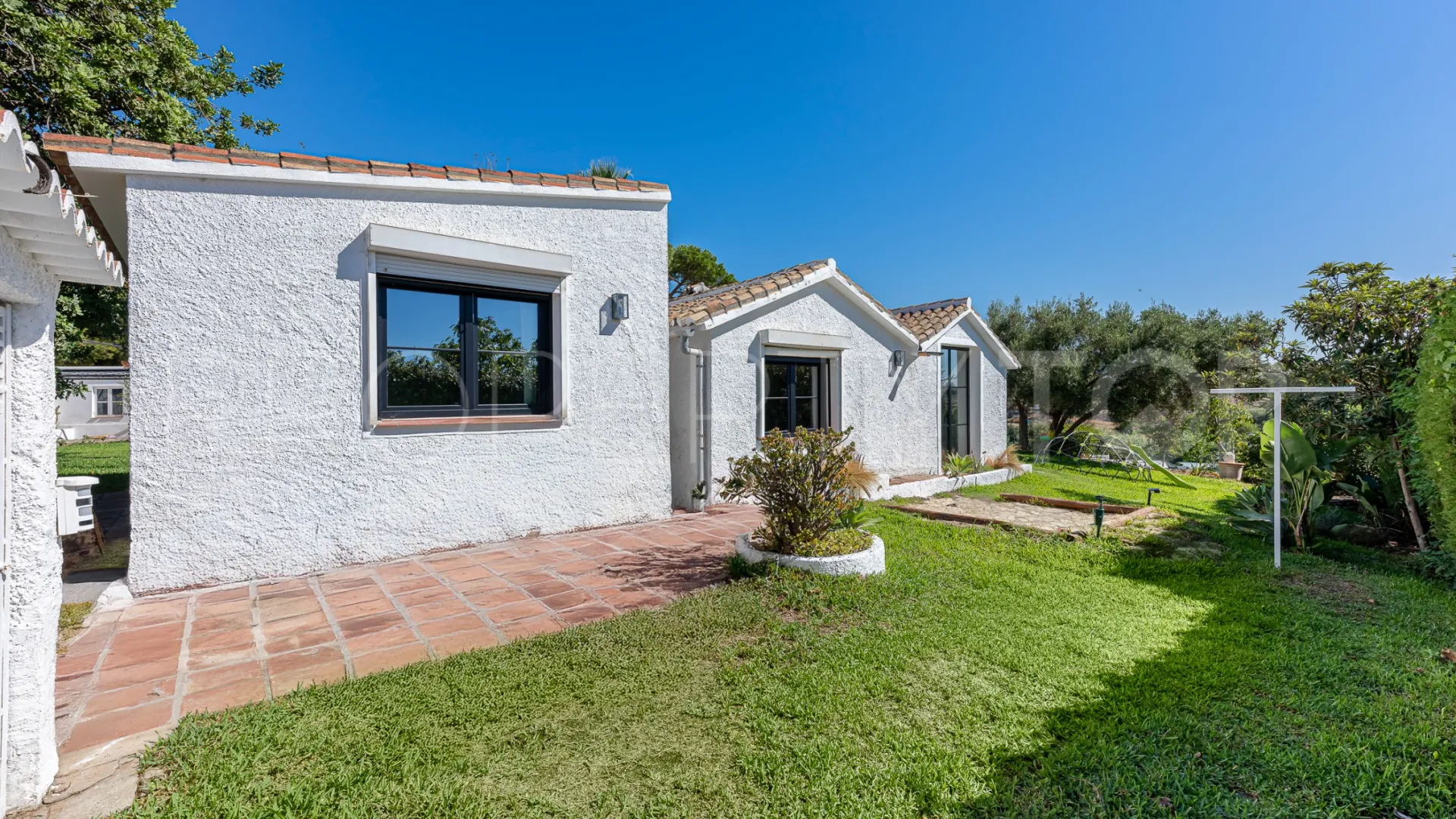 For sale villa in Guadalmina Alta with 4 bedrooms