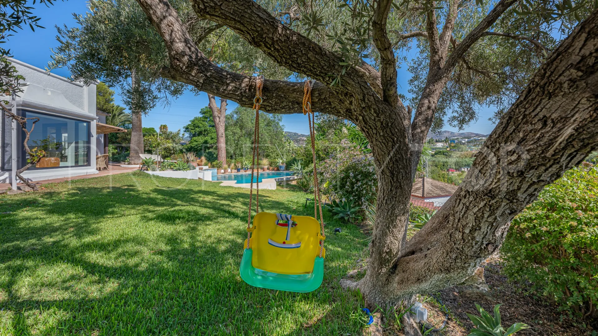 For sale villa in Guadalmina Alta with 4 bedrooms