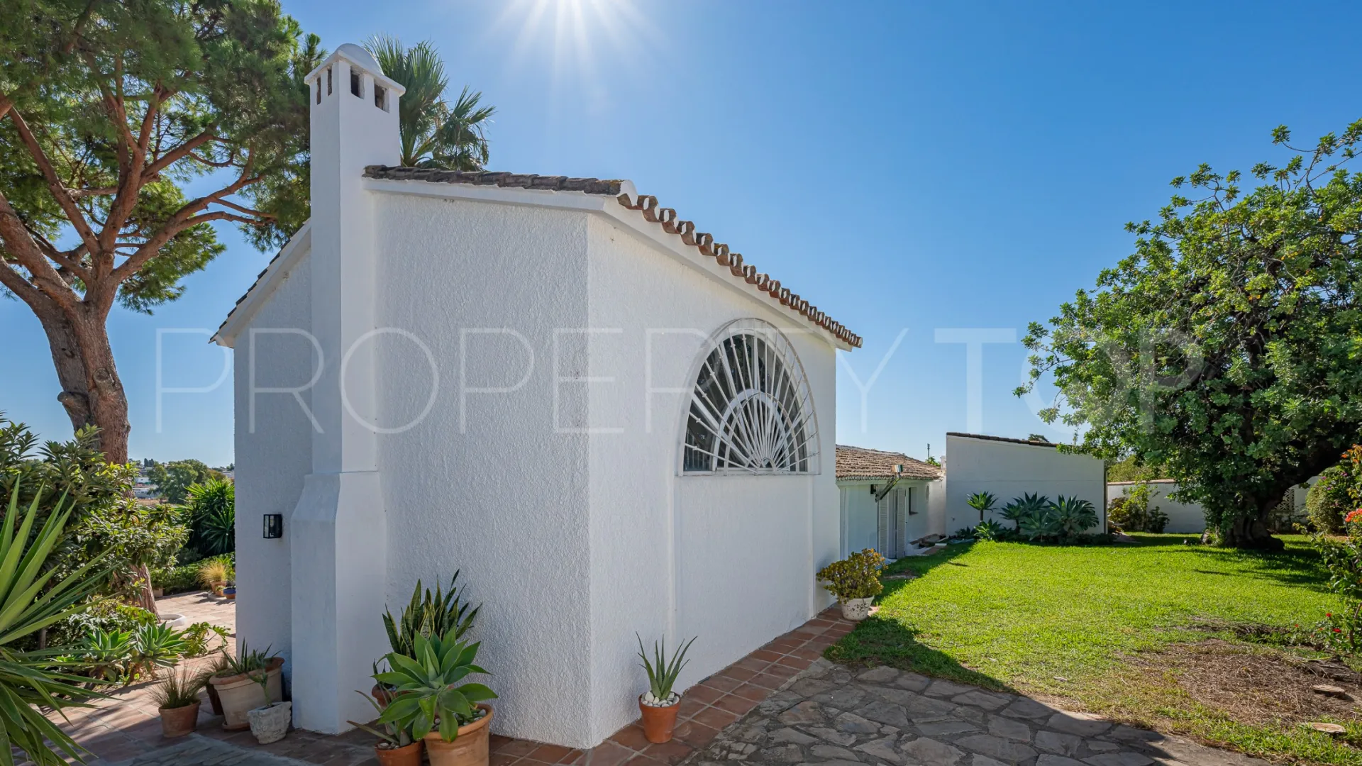 For sale villa in Guadalmina Alta with 4 bedrooms