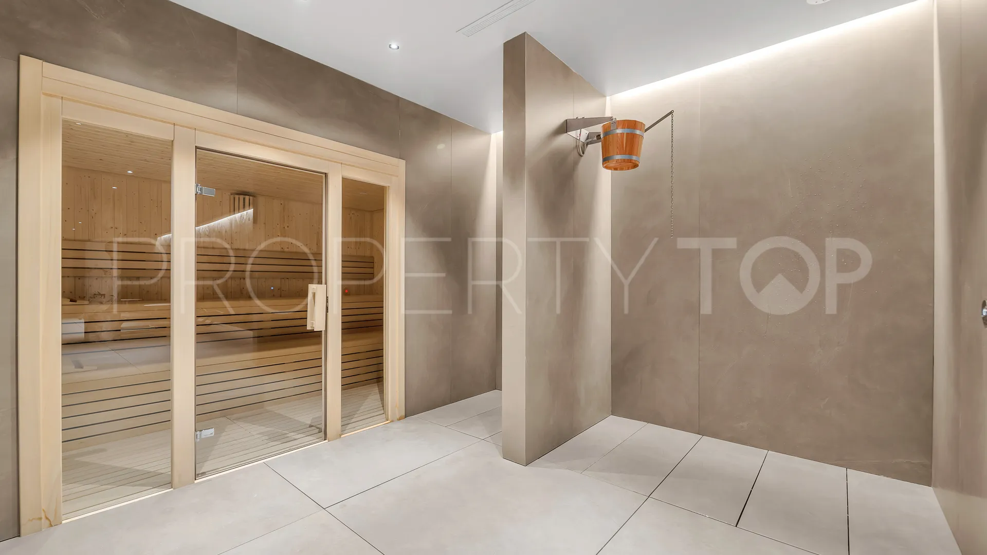 Buy duplex penthouse with 3 bedrooms in Marbella Golden Mile