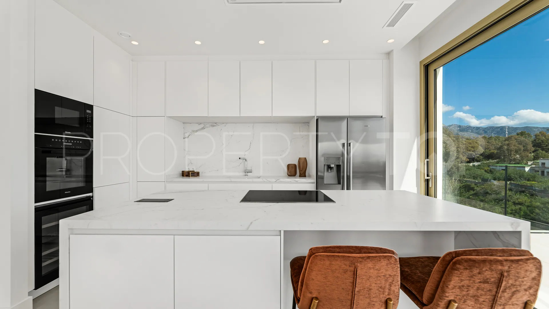 Buy duplex penthouse with 3 bedrooms in Marbella Golden Mile