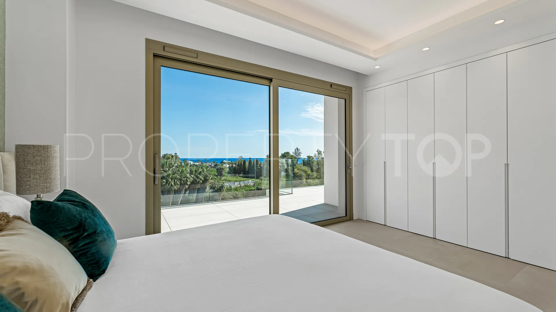 Buy duplex penthouse with 3 bedrooms in Marbella Golden Mile