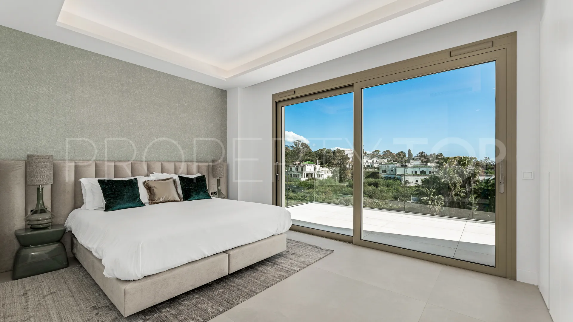 Buy duplex penthouse with 3 bedrooms in Marbella Golden Mile