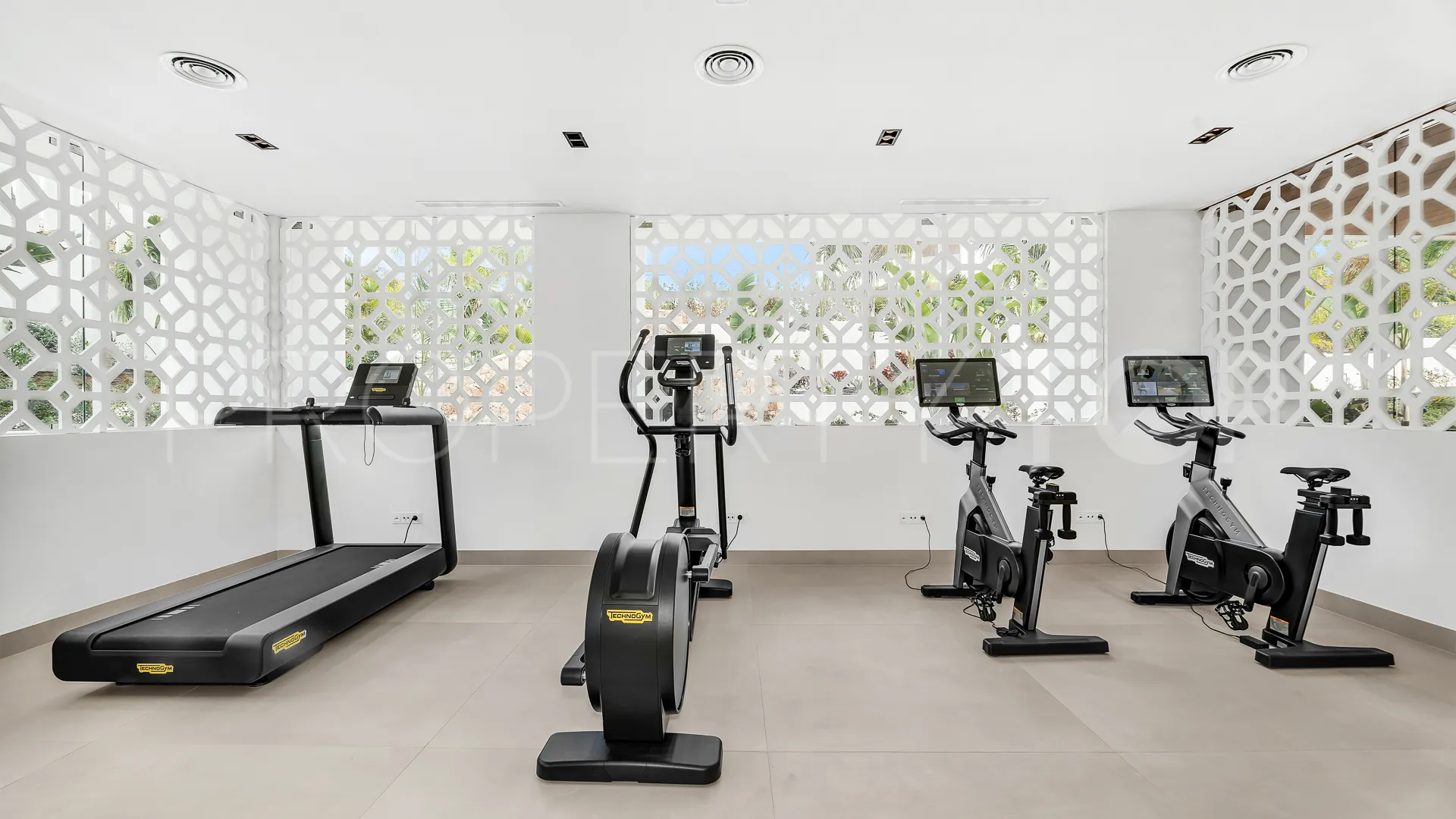 Buy duplex penthouse with 3 bedrooms in Marbella Golden Mile