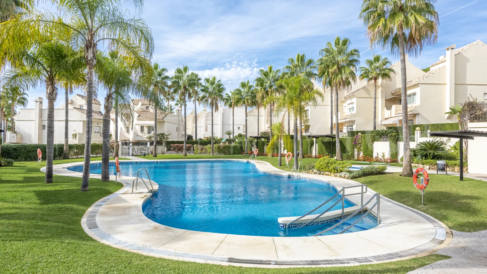 Adosado en venta en Marbella Este con 3 dormitorios