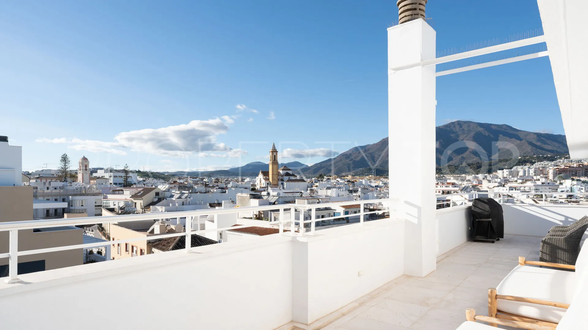 3 bedrooms penthouse in Estepona Town for sale