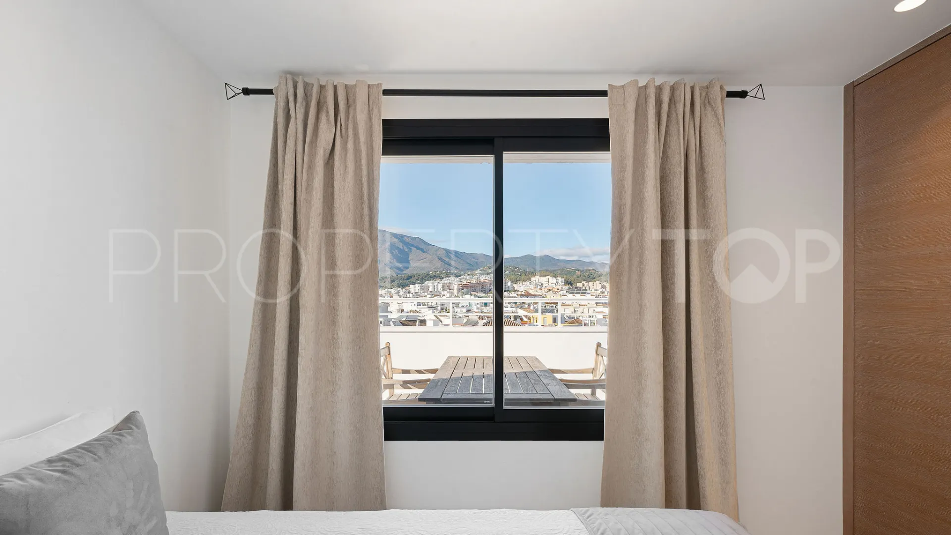 3 bedrooms penthouse in Estepona Town for sale