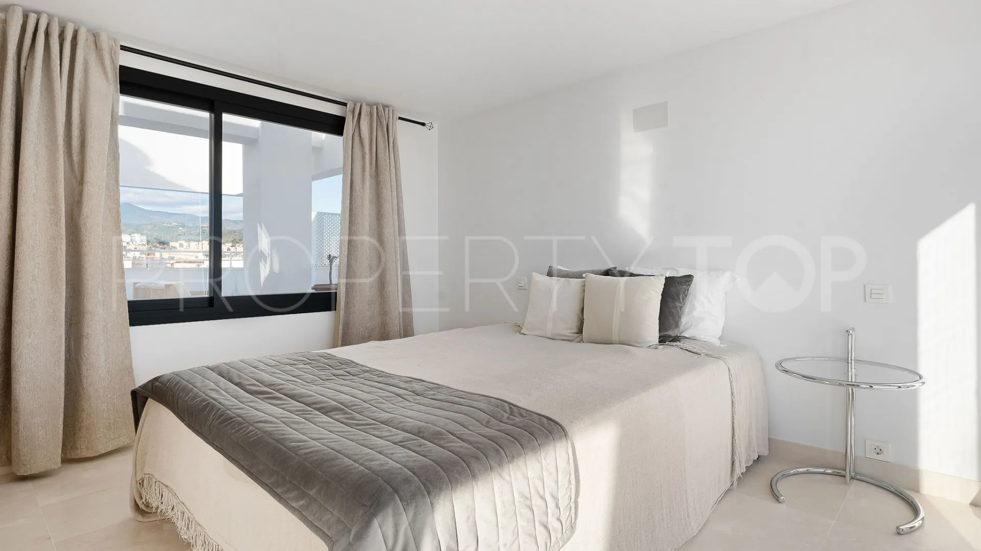 3 bedrooms penthouse in Estepona Town for sale