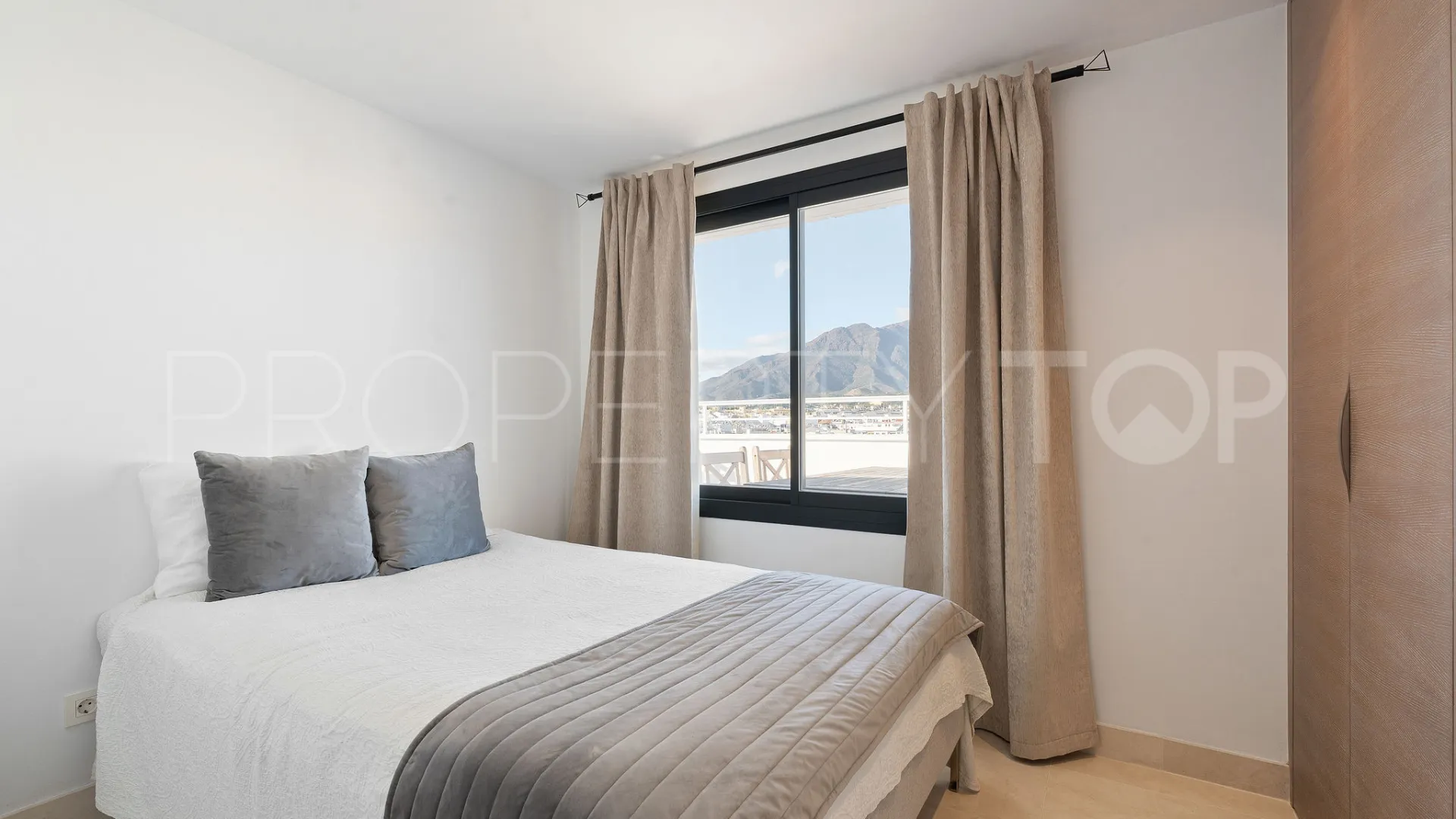 3 bedrooms penthouse in Estepona Town for sale