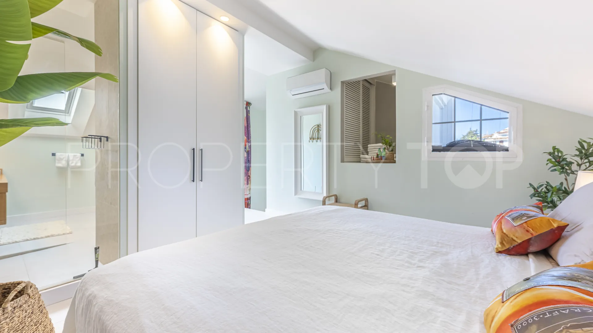 Buy town house with 4 bedrooms in Arco Iris