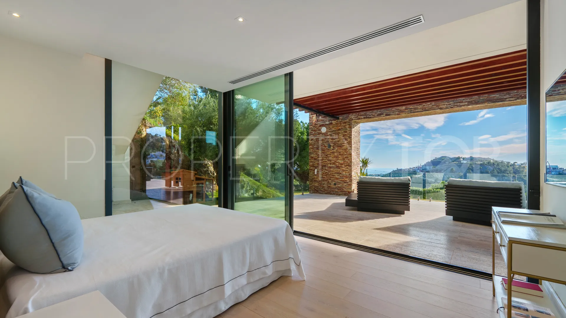 El Madroñal villa for sale