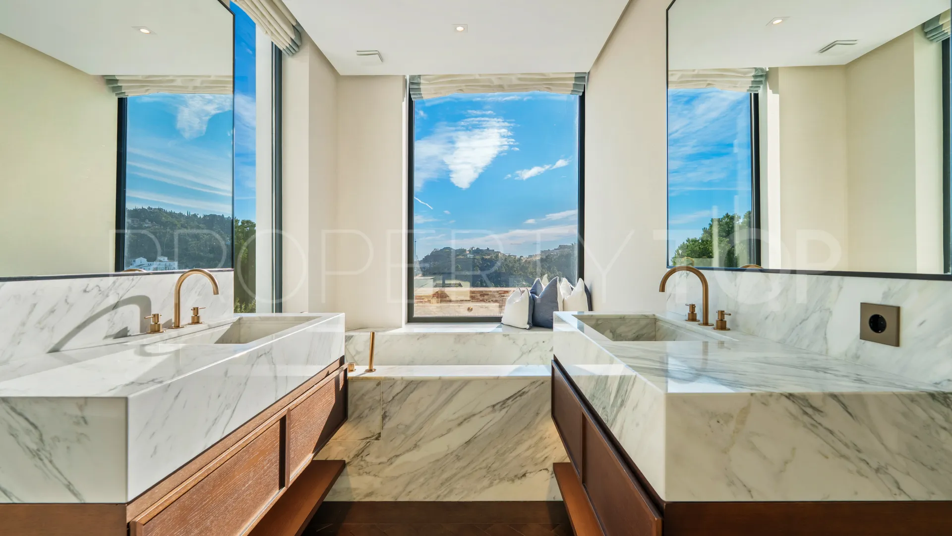 El Madroñal villa for sale