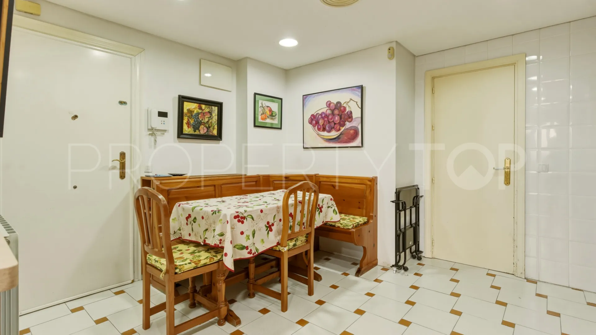 Se vende apartamento en La Malagueta - La Caleta con 4 dormitorios