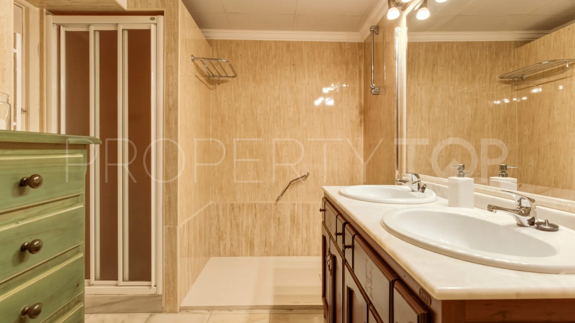 Se vende apartamento en La Malagueta - La Caleta con 4 dormitorios
