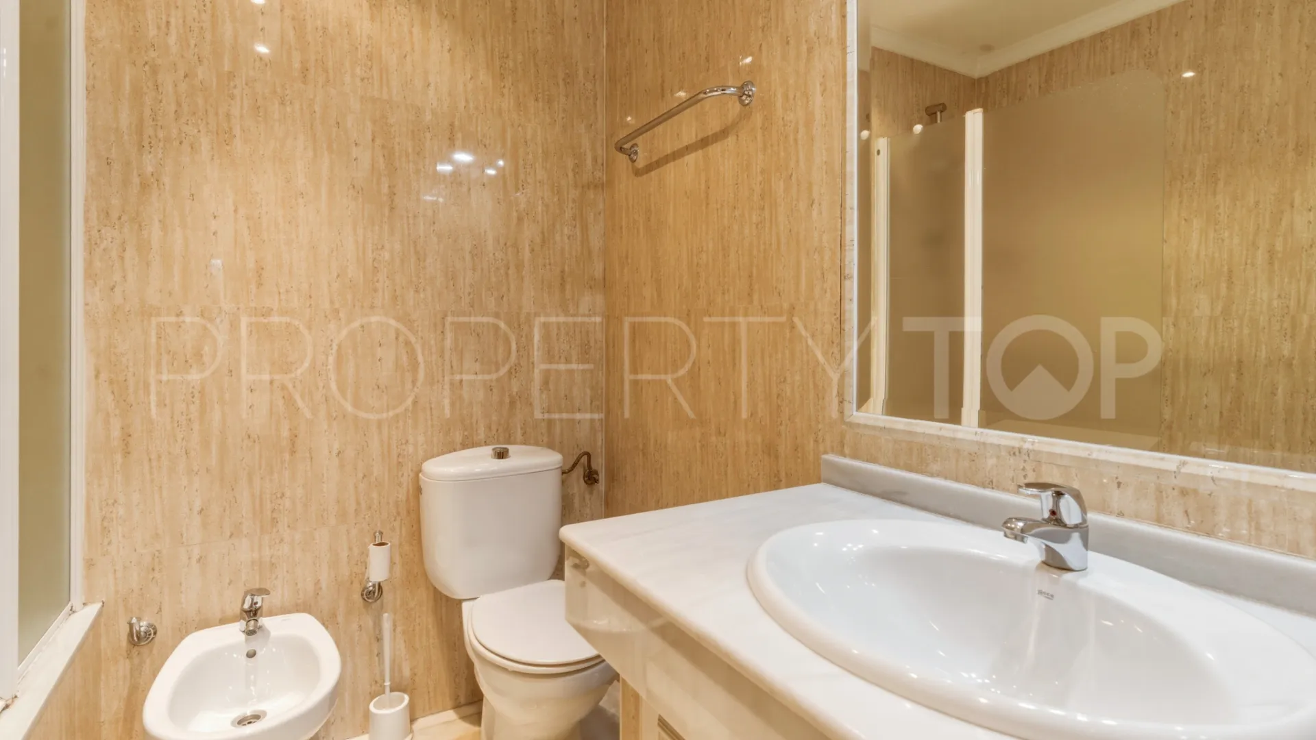 Se vende apartamento en La Malagueta - La Caleta con 4 dormitorios