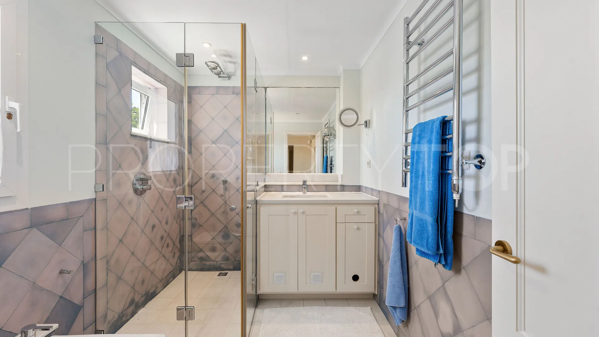 Villa a la venta con 4 dormitorios en Nueva Andalucia