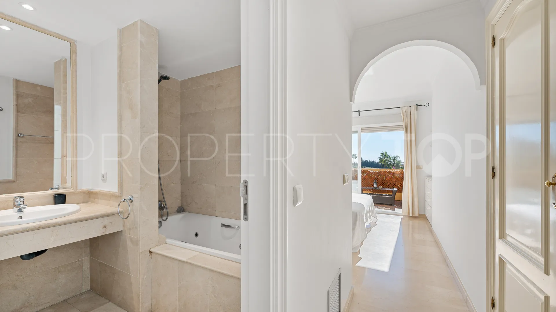 Buy town house with 4 bedrooms in La Alzambra