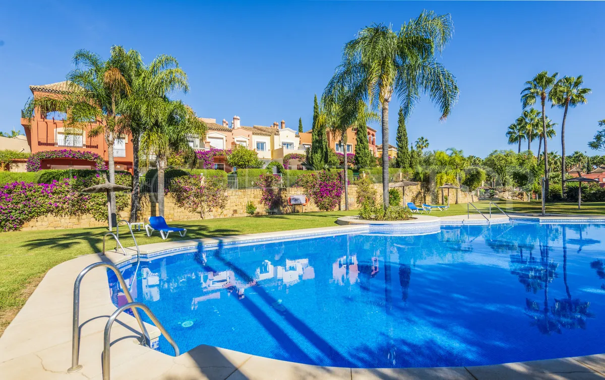 Buy town house with 4 bedrooms in La Alzambra
