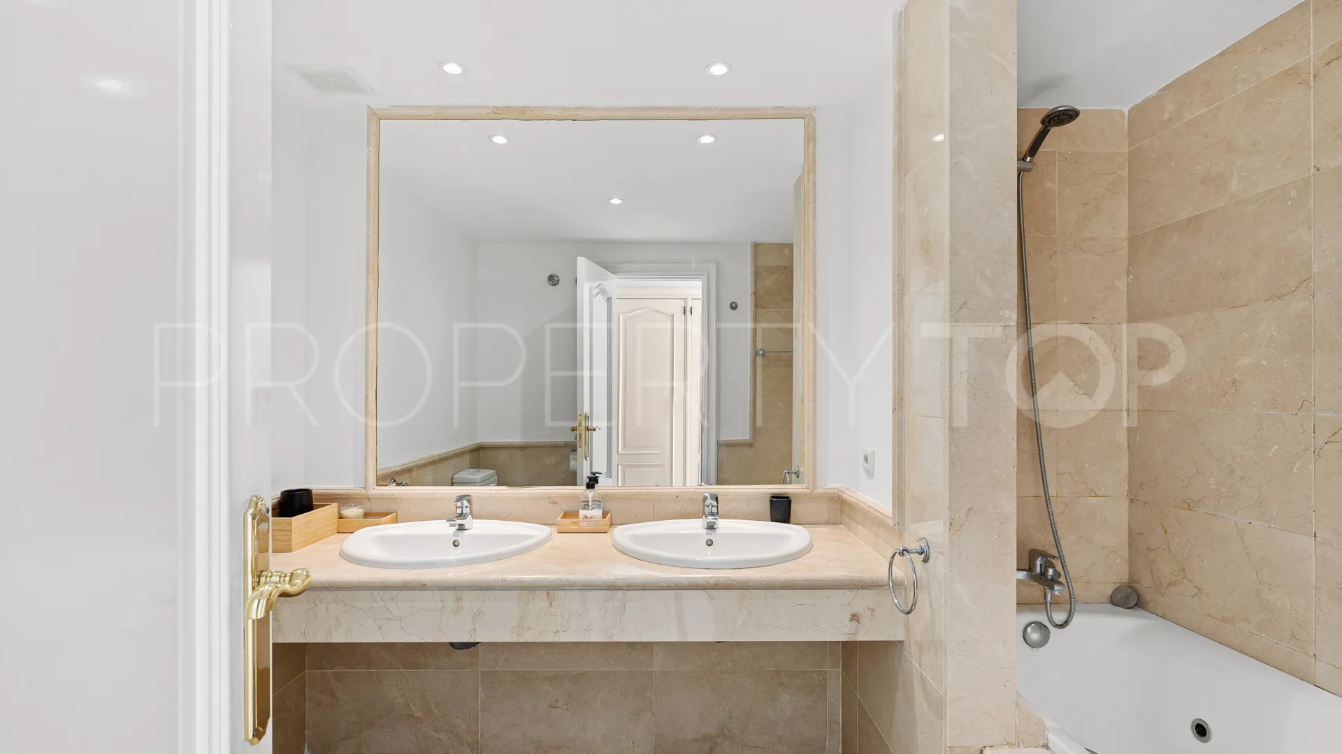 Buy town house with 4 bedrooms in La Alzambra