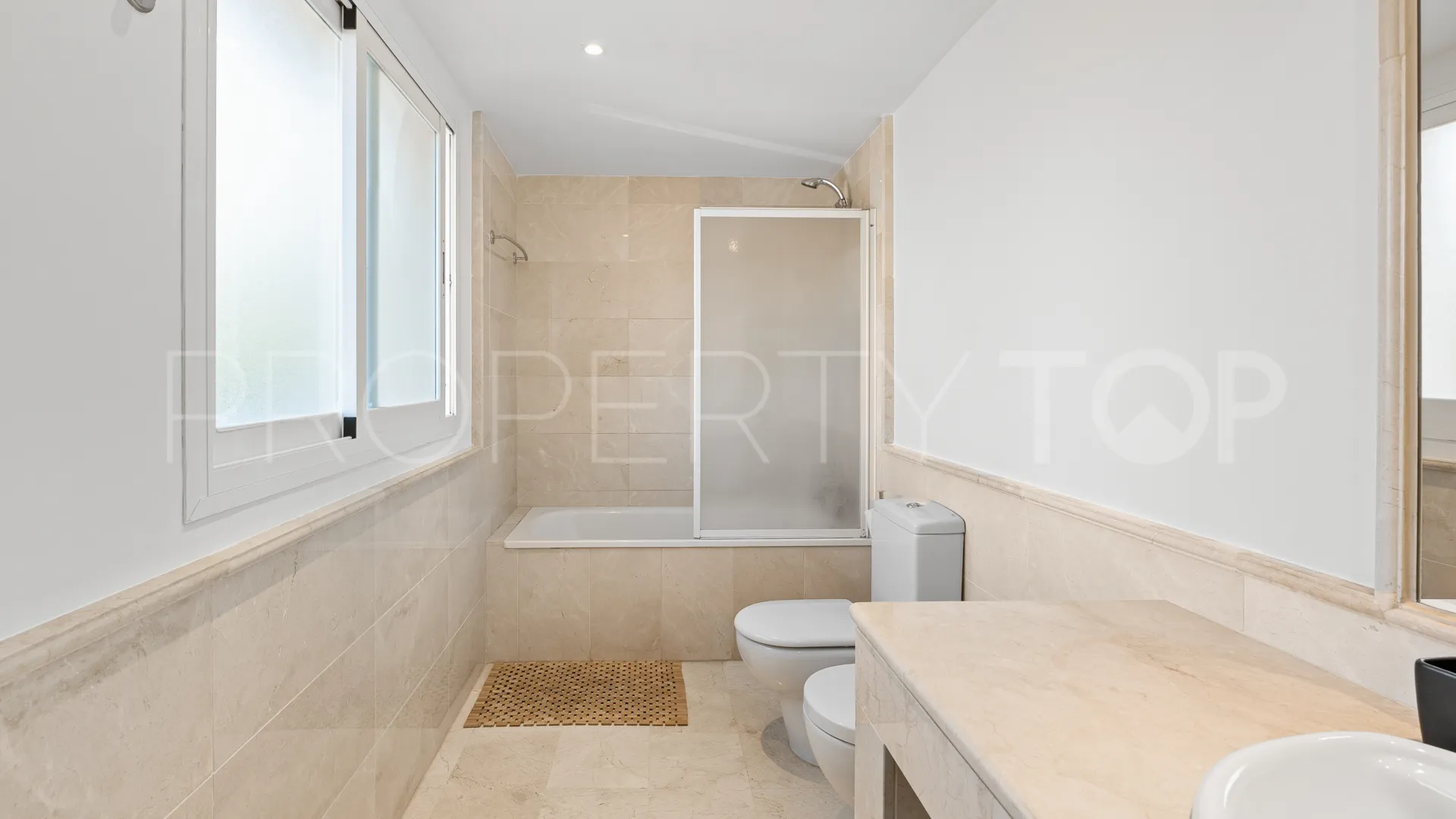 Buy town house with 4 bedrooms in La Alzambra
