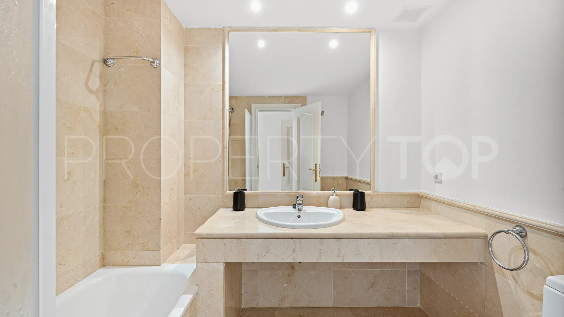 Buy town house with 4 bedrooms in La Alzambra
