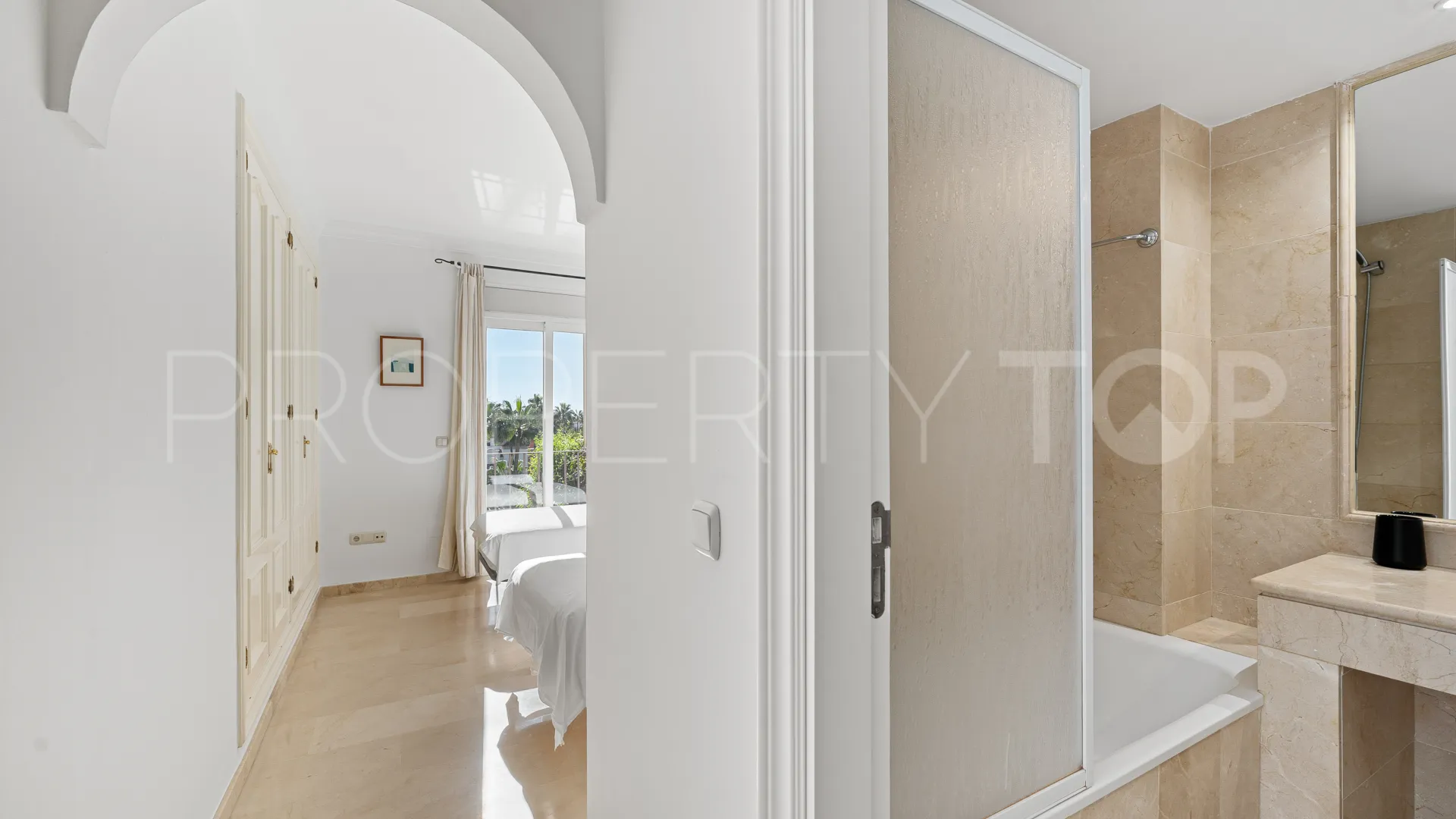 Buy town house with 4 bedrooms in La Alzambra